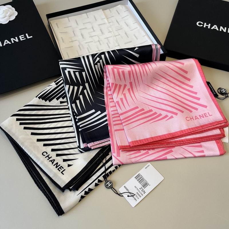 Chanel silk scarf hm52